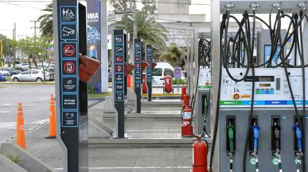 Cada vez más municipios cobran un impuesto sobre los combustibles y se amplía la brecha de los precios