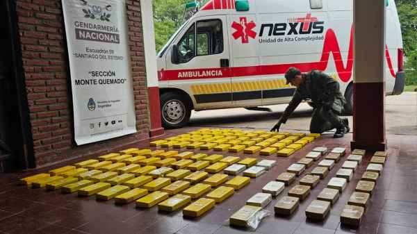 Encontraron 134 kilos de cocaína en una ambulancia: simularon una emergencia, pero se olvidaron de conectar el suero de la paciente