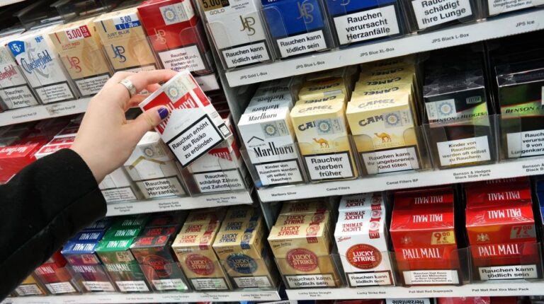 Detectaron estampillas truchas en productos del “Señor del tabaco”