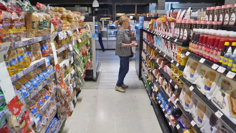El consumo en supermercados bajó un 7,3% en marzo de 2024