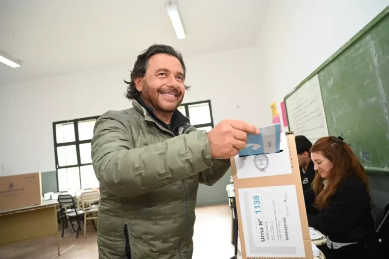 Sáenz emitió su voto y convocó a los ciudadanos a participar para fortalecer la democracia, el futuro de Salta y del país