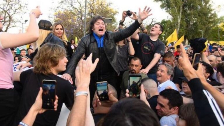 Javier Milei cierra la campaña en Rosario con todo el Gabinete y los principales candidatos