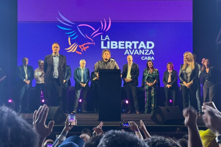 Javier Milei cerró la campaña en Rosario: “A partir del domingo va a cambiar en serio la Argentina”