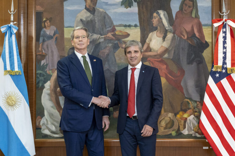 El Gobierno y el Tesoro de EE.UU. intervinieron con US$5000 millones para contener el dólar