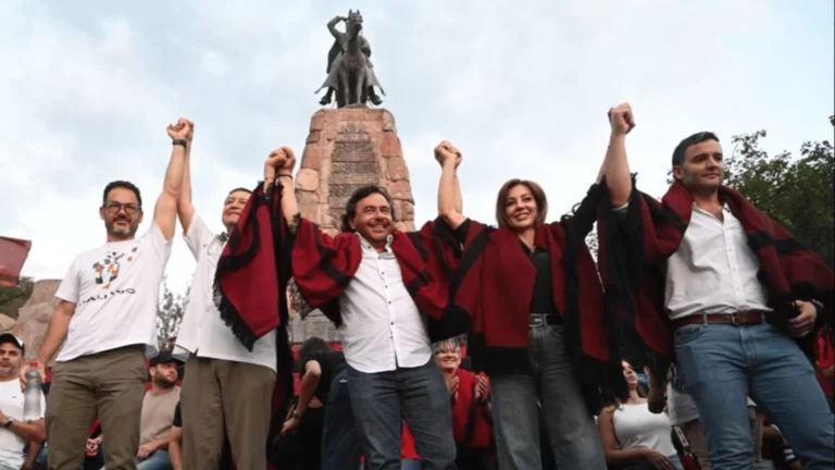 Gustavo Sáenz cerró la campaña de Primero los Salteños al pie del Monumento a Güemes