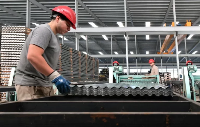 La actividad económica cayó 2,6% en febrero, según el INDEC