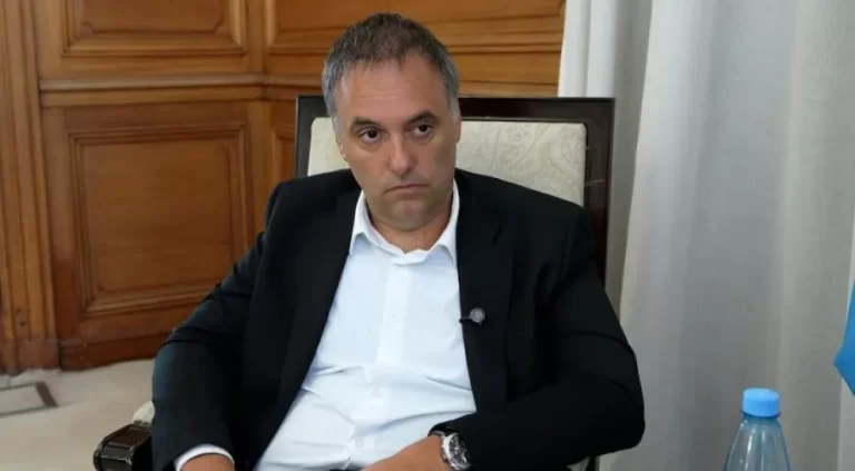 “Adorni políticamente es un sujeto muerto, terminado”, aseguró el biógrafo de Milei