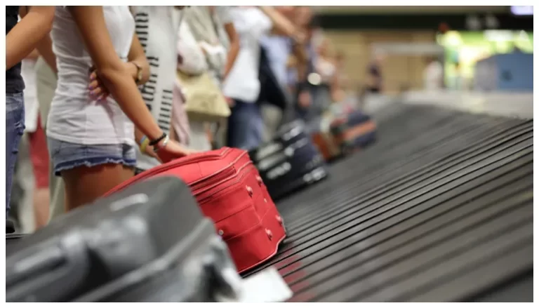 Fuga de dólares por turismo: por cada extranjero que llega, dos argentinos se van afuera