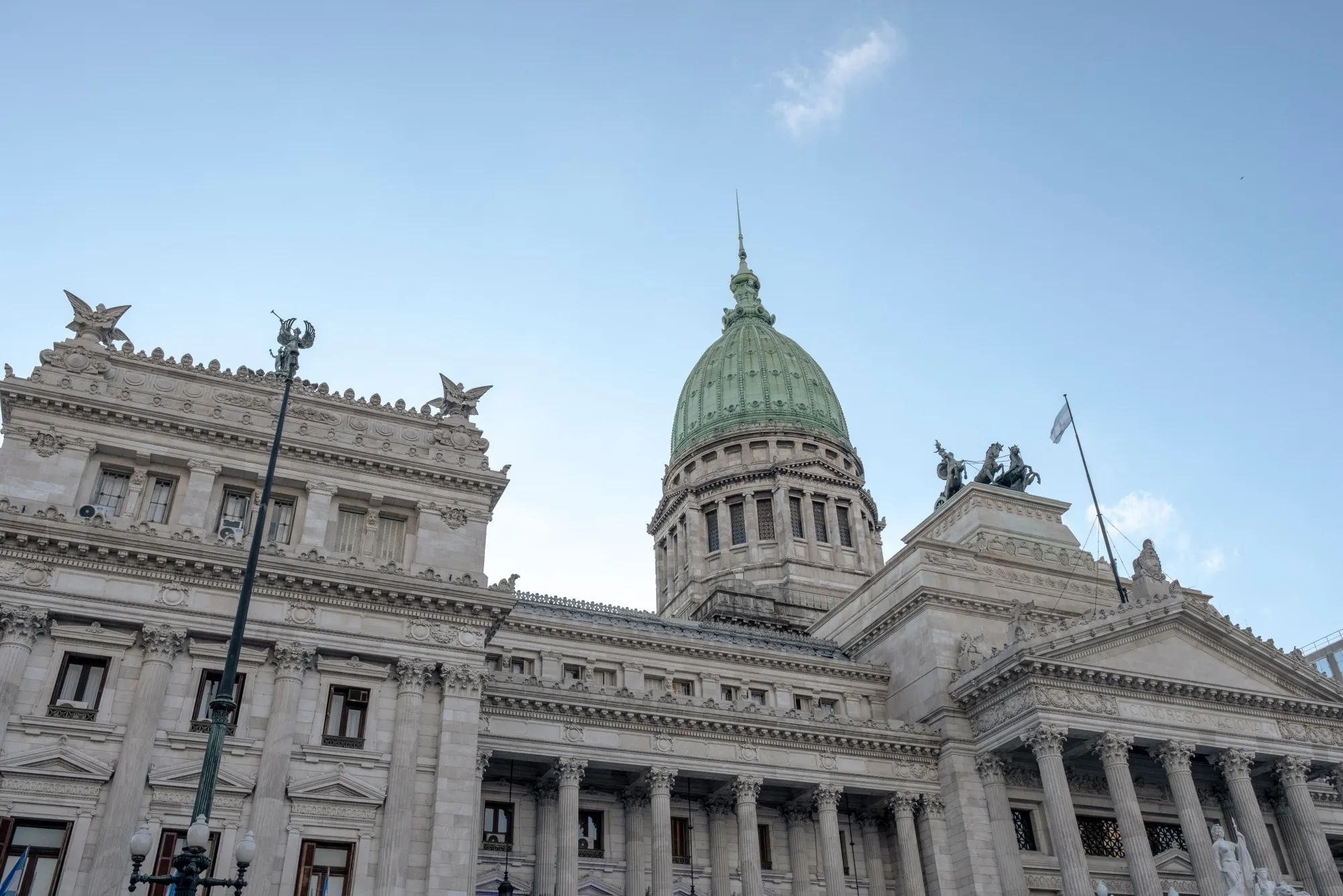 Media sanción a la Ley Hojarasca: una por una, las 63 normas “obsoletas” que busca derogar el Gobierno