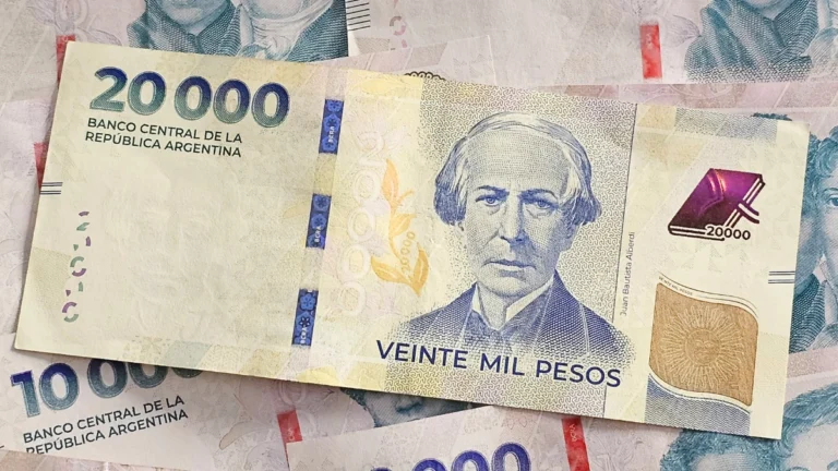 El salario mínimo vale menos que en 2001 y debería triplicarse para recuperar su poder de compra original
