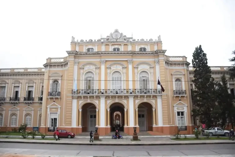 Papelón en la Legislatura: gritos, reglamentazos y una denuncia que salpica hasta el Grand Bourg