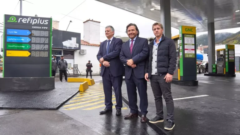 El gobernador Sáenz y el CEO de YPF inauguraron la primera RefiPlus del país