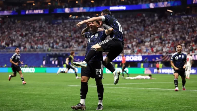 Argentina protagonizó otra remontada histórica, le ganó a Inglaterra 2-1 y jugará la final del Mundial contra España