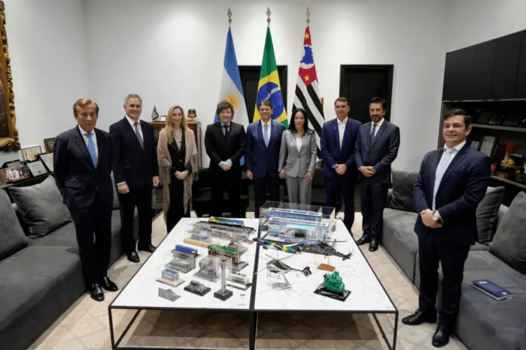 Milei en Brasil: recibió una condecoración y se reunió con Flávio Bolsonaro