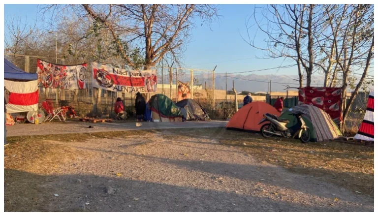 Con carpas y reposeras, hinchas de River ya hacen fila en el Martearena