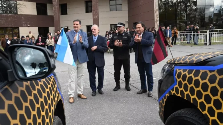 Sáenz priorizó «seguridad, salud y educación»: entregó 10 móviles policiales