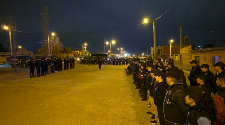 71 personas multadas y 22 demoradas durante un operativo preventivo en barrios de zona oeste