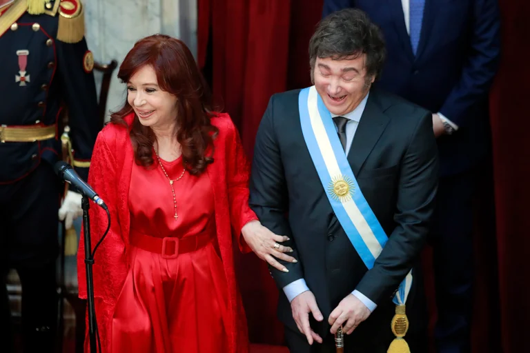 Encuesta: más del 50% rechaza la economía de Milei y el regreso del kirchnerismo