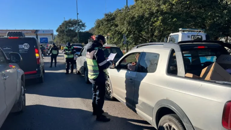 Uso del celular, casco y cinturón: algunas multas podrán pagarse con trabajo comunitario