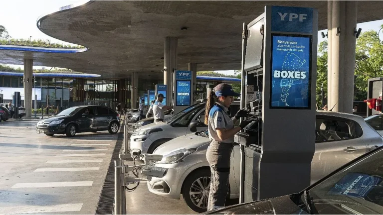 Aumentaron los combustibles desde este sábado: cuánto costarán la nafta y el gasoil