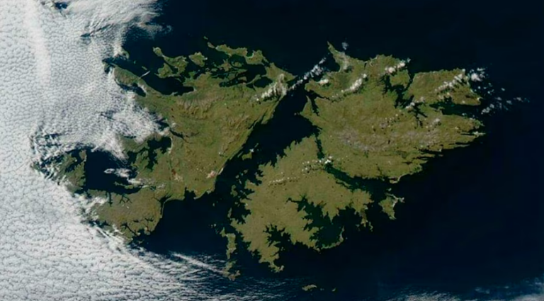 Milei anunció la construcción de una base naval en Tierra del Fuego y sanciones a petroleras que operen en Malvinas