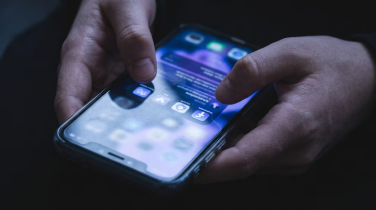 Dalmacio Mera y el proyecto para regular las redes sociales: “Nuestros hijos entran al mundo por el celular”
