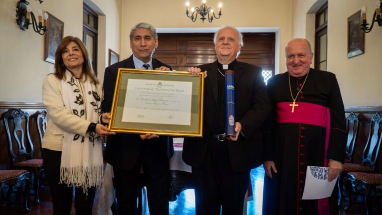 El Nuncio Apostólico recibió el Doctor Honoris Causa en memoria del papa Francisco