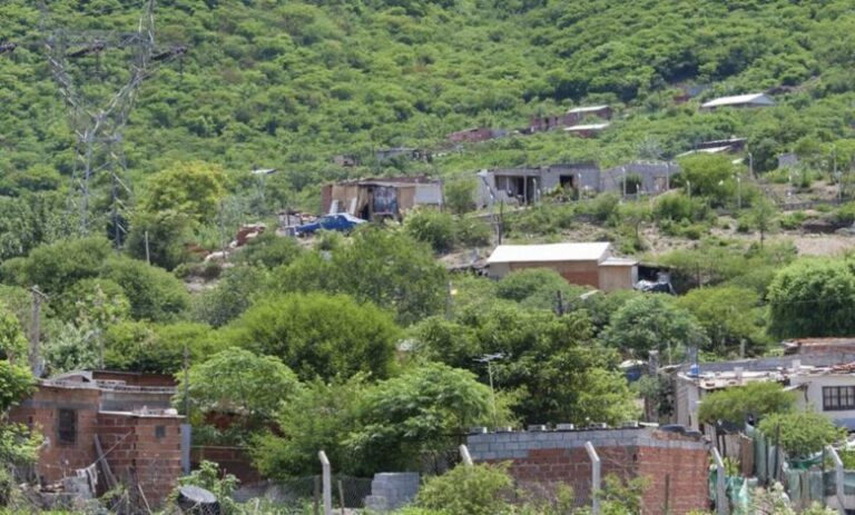 Construcciones en laderas de Salta: un geólogo alerta por el impacto de lluvias y sismos