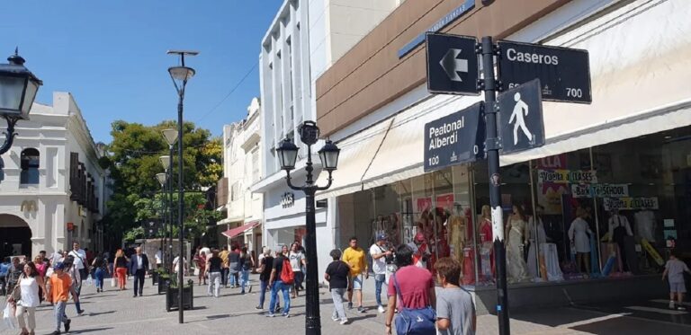 Feriado del Milagro: el comercio en Salta trabajará hasta las 14 este martes