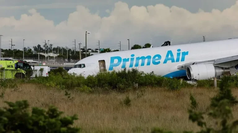 Tragedia en Miami: un avión de carga de Amazon despistó en el aeropuerto y dejó cinco muertos