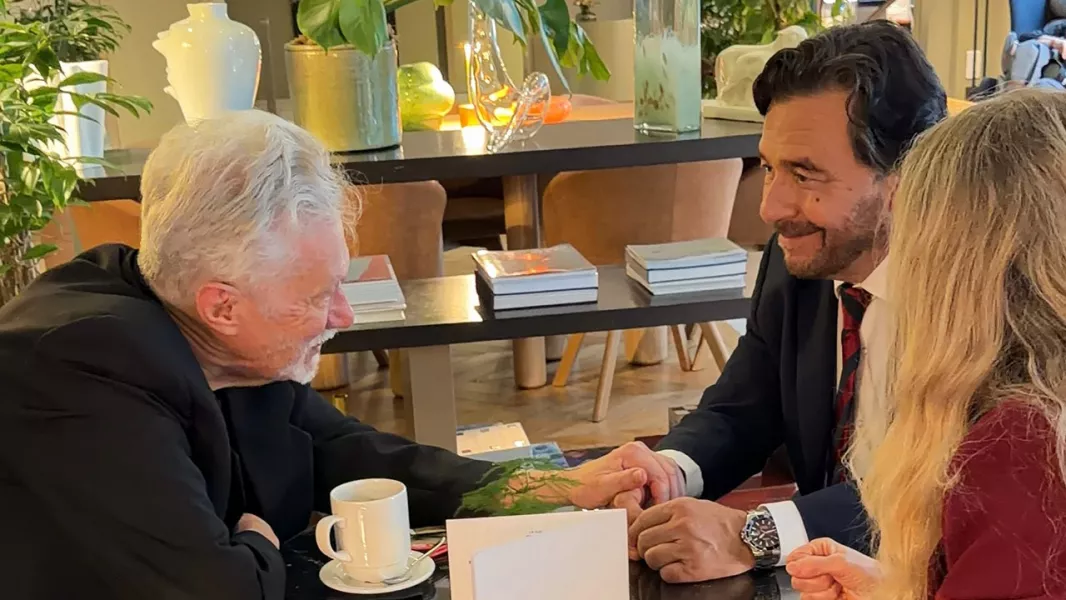 Sáenz se reunió con el padre de Cassandre Bouvier en París