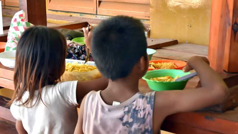 La pobreza infantil alcanza al 42,4% del NOA mientras retroceden fondos nacionales