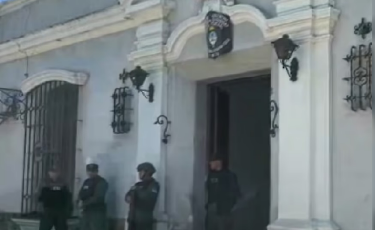 Gendarmería realiza un allanamiento en la sede de la Policía Federal en Salta