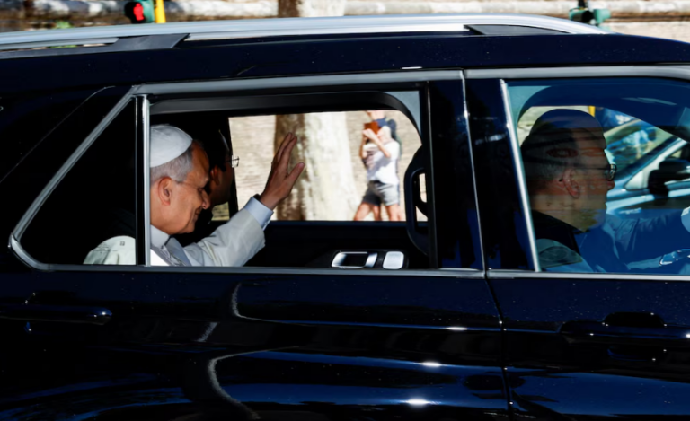 El papa León XIV llegó al hospital para operarse de un nódulo pulmonar antes de su viaje a Latinoamérica