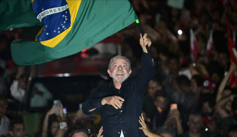 Lula da Silva le ganó un histórico balotaje a Bolsonaro y asumirá un cuarto mandato en Brasil