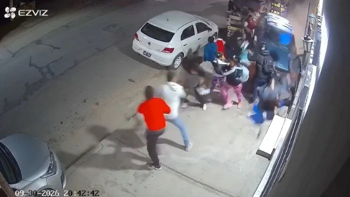 Un hombre de 80 años perdió el control del auto, se subió a la vereda y atropelló a 13 personas
