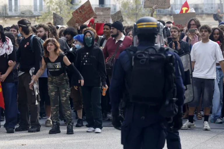 Una masiva revuelta estudiantil pone en jaque al Gobierno francés